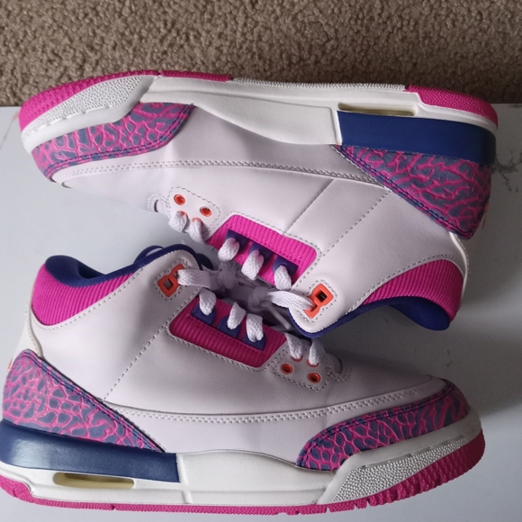 $63 jordan 3 retro barely grape size 5.5Y - Picture 1 of 4